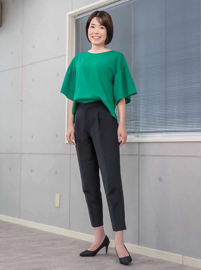 有澤 李香・全身写真